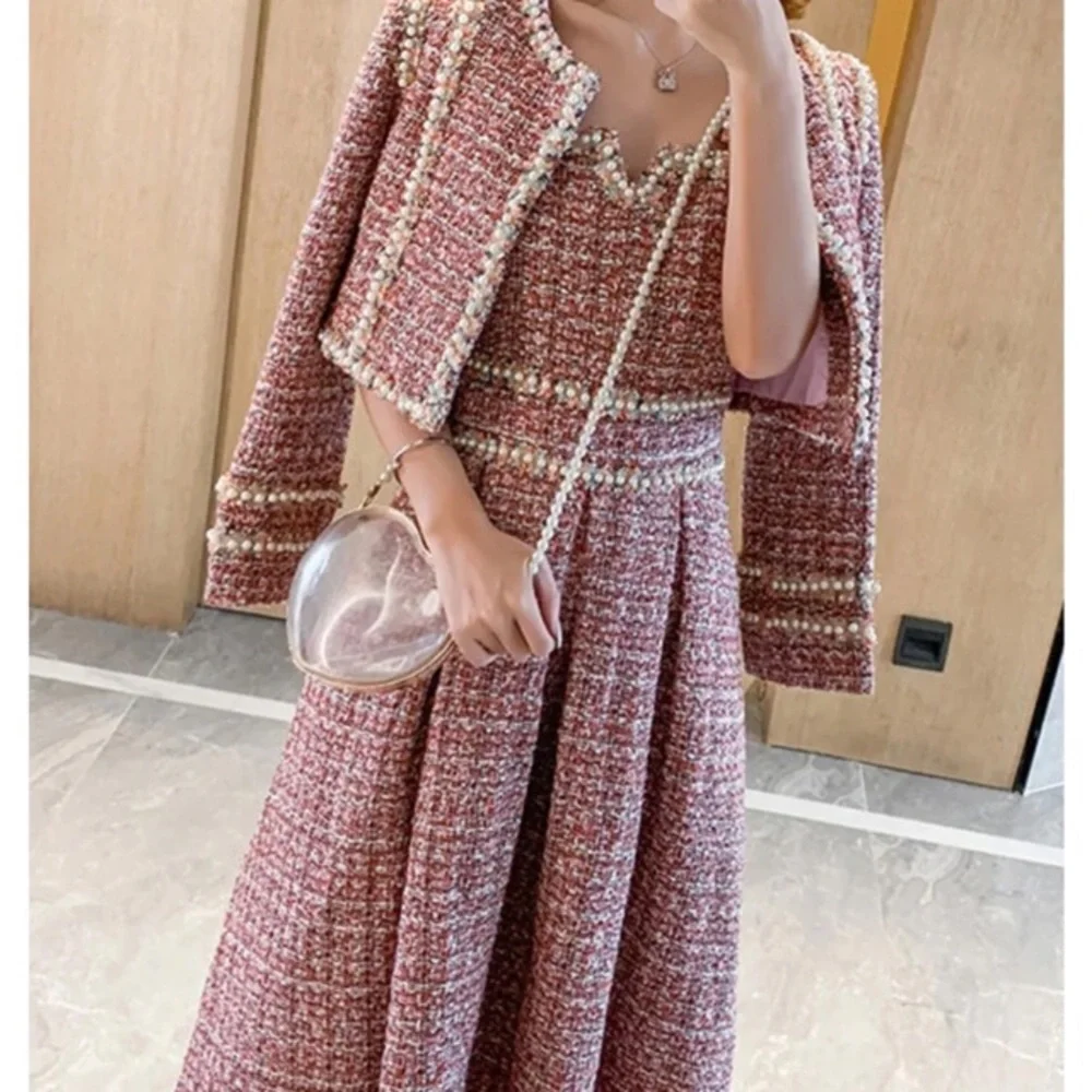 ⭐️SOLD⭐️Gorgeous tweed and pearl Jacket and Dress set - Picture 6 of 16